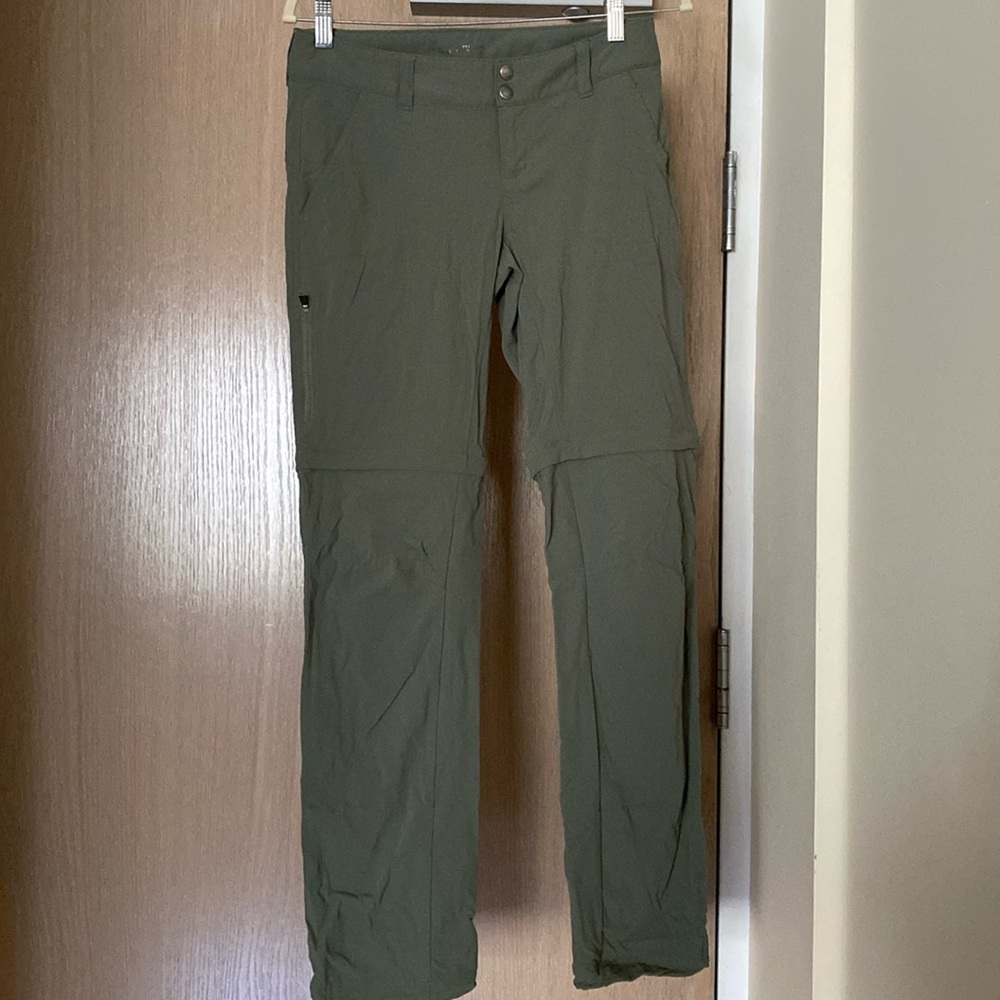 Columbia Sportswear long hiking pants into zip off shorts